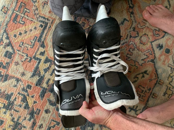 Bauer Vapor ice Hockey Skates 6 Barely worn - intermediate black blue