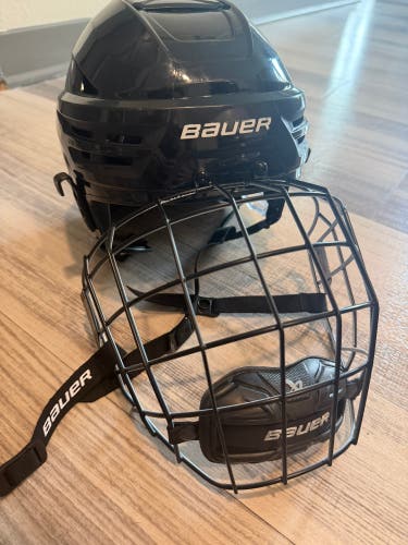 Large Bauer Re-Akt 90 Helmet (Used)