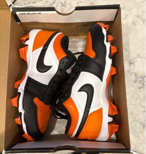 Starfish(orange)/blackKid's 4.5Y (Big Kids / Youth) Youth Nike Air Jordan Low Top Molded Cleats (New
