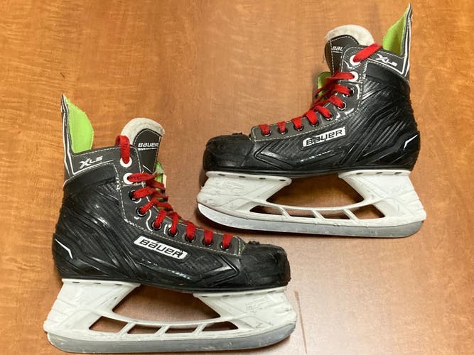 Intermediate Bauer XLS Hockey Skates Regular Width Size 5 (Used)