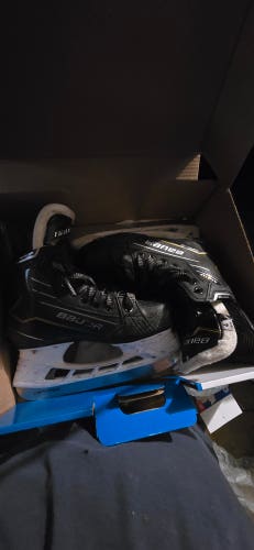 Bauer Supreme M40 Hockey Skates Regular Width Size 4 (Used)