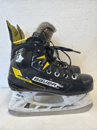 Black Bauer Supreme M4 Hockey Skates Regular Width Size 2.5 (Used)