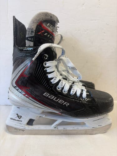 Black Bauer Vapor Fly40 Hockey Skates Regular Width 6.5 (Used)