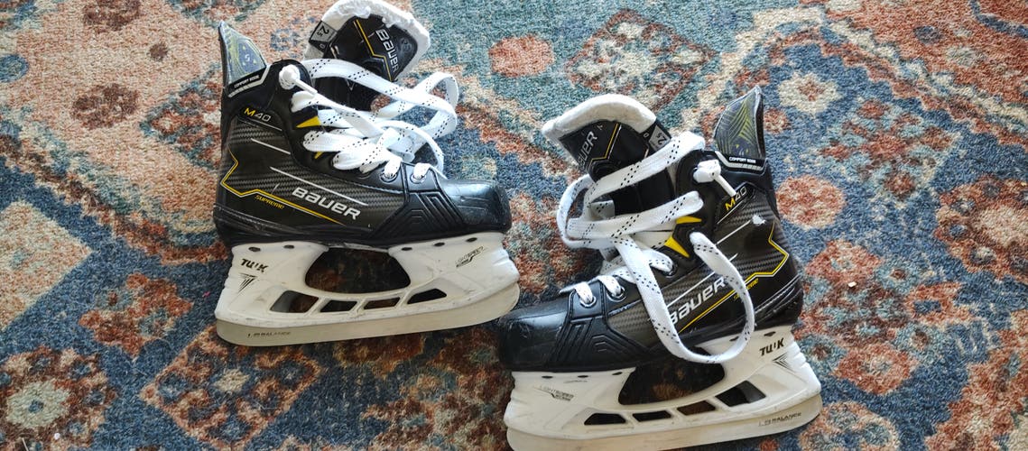 Bauer Supreme M40 Hockey Skates Regular Width Size 2.5 (Used)