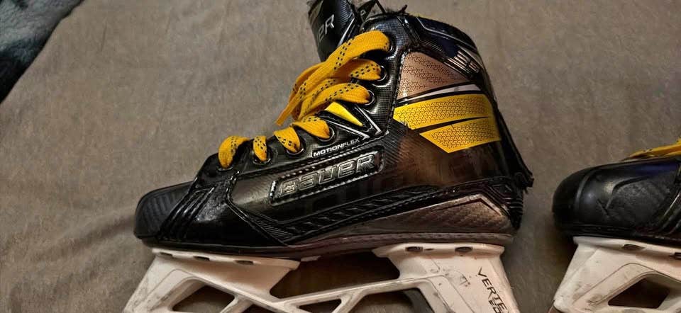 Bauer Supreme 3S Hockey Goalie Skates - Junior 2.5 (D)