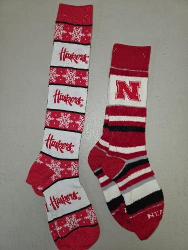 ST6 Mens NCAA NEBRASKA CORNHUSKERS Crew Socks Lot of 2 Pair MEDIUM New