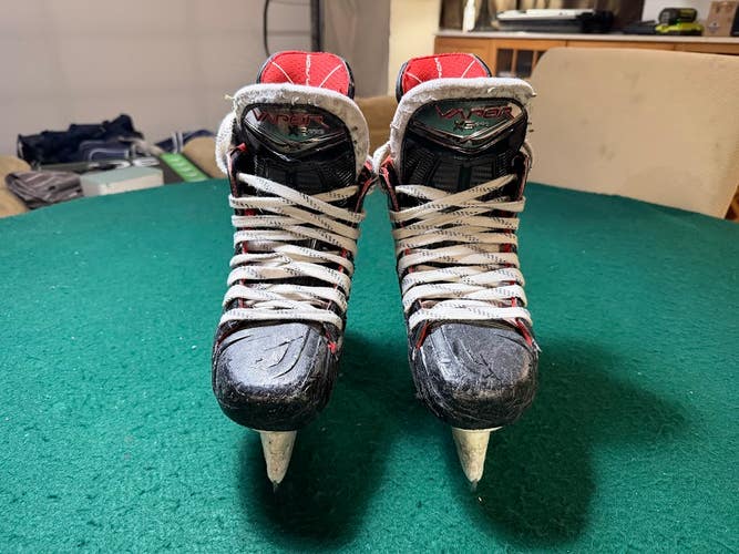 Black 2023 Bauer Vapor X5 Pro Hockey Skates Extra Wide Width Size 2 (Used)
