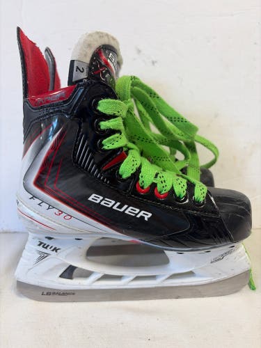 Black Bauer Vapor Fly30 Hockey Skates Extra Wide Width Size 2 (Used)