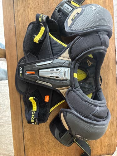 Junior Small CCM Tacks AS-V Shoulder Pads (Used)
