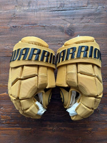 New Stadium Series Chicago Blackhawks Warrior Covert QR6 Pro Gloves - 13"