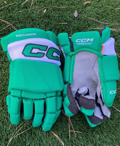 13” CCM HGPTKXFPP XF Pro University of North Dakota Pro Stock Gloves New *Read Full Description*