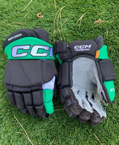 13” CCM HGPTKXF XF Pro University of North Dakota NCAA Pro Stock Gloves Used *Read Full Description*