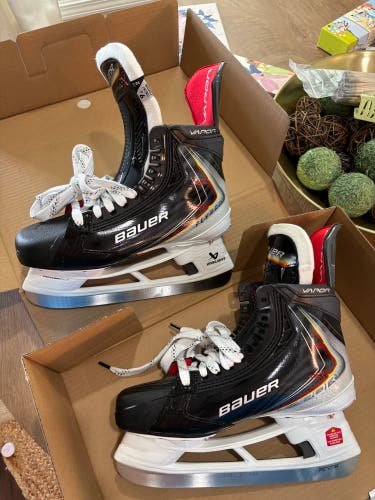 2025 Bauer Vapor Flypro Hockey Skates Regular Width 9.5 (Used)