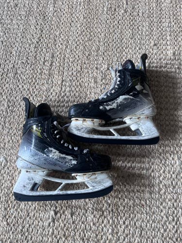 2023 Bauer Vapor Hyperlite 2 Hockey Skates 8.5 (Used)