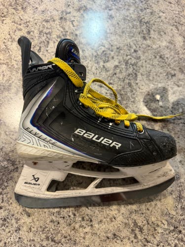 Black 2025 Bauer Vapor Flylite Hockey Skates Size 5 (Used)