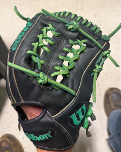 Wilson A2000 RH Baseball Glove 11.5" (Used)