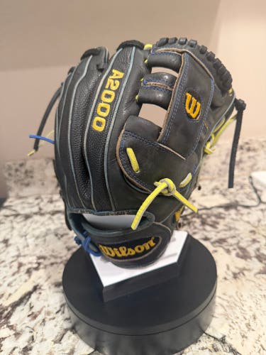 Wilson A2000 RH Baseball Glove 11.5" (Used)