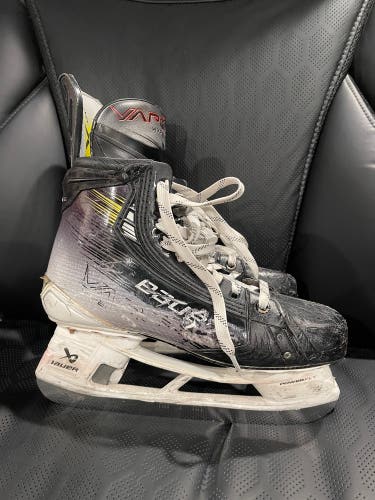 2023 Bauer Vapor Hyperlite 2 Hockey Skates Regular Width 7.5 (Used)