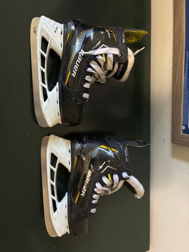 Black/Yellow 2022 Bauer Supreme M5 Pro Hockey Skates Regular Width 13.5 (Used)