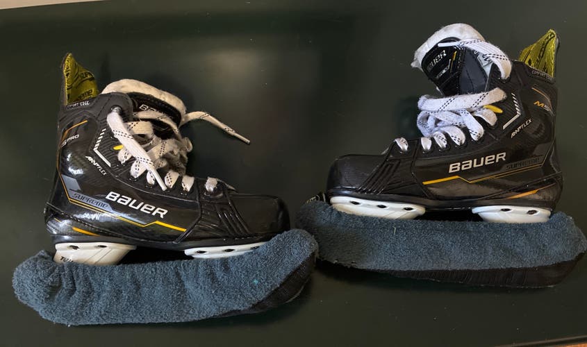 Black/Yellow 2022 Bauer Supreme M5 Pro Hockey Skates Regular Width 13.5 (Used)