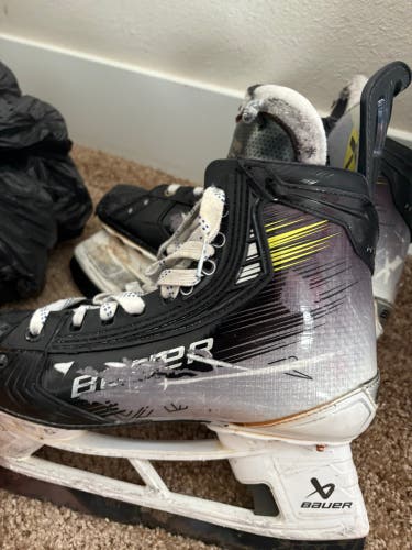Black/Gray 2023 Bauer Vapor Hyperlite 2 Hockey Skates Regular Width Pro Stock 9 (Used)