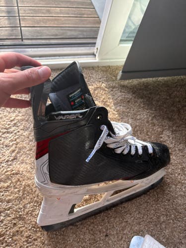 Red 2025 Bauer Vapor Flylite Hockey Skates Regular Width Pro Stock 10 (Used)