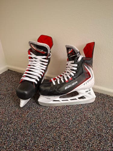 2025 Bauer Vapor Fly30 Hockey Skates Wide Width 9.5 (Used)
