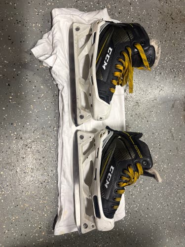 2018 CCM Tacks 9060 Hockey Goalie Skates Regular Width Size 4.5 (Used)