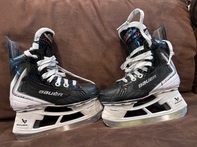 Black/White 2024 Bauer Vapor XLTX Pro Hockey Skates Size 1.5 D(Used) with Y L shoulder pads