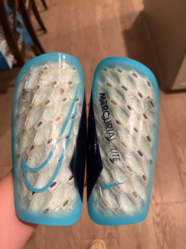 Unisex XL Nike Mercurial lite Shin Guards (Used)