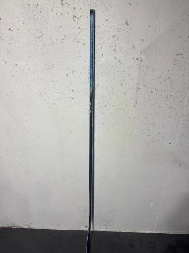Senior Bauer Vapor Flylite Right Handed Hockey Stick P28 77 Flex - Glacier (New)