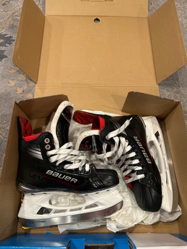 Black 2025 Bauer Vapor X4 Hockey Skates FIT 1, Size 4 (like new)