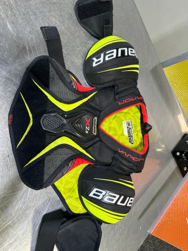 Junior Medium Bauer Vapor X2.9 Shoulder Pads (Used)