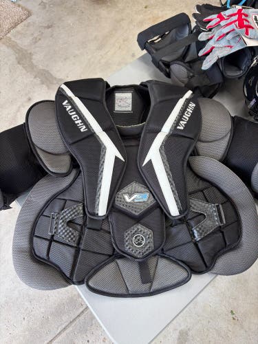 Medium Vaughn Velocity V9 Pro Carbon Goalie Chest Protector (Used)