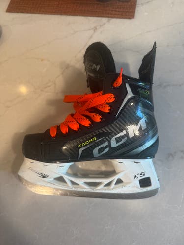 CCM Tacks XF 70 Hockey Skates Regular Width Size 2 (Used)