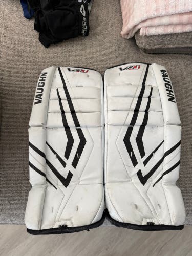 20" Vaughn Velocity Goalie Leg Pads (Used)