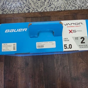 Black Bauer Vapor X5 Pro Hockey Skates Size 5 (Used)