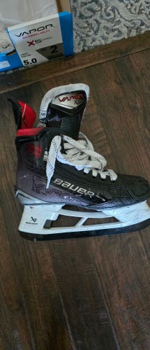 Black Bauer Vapor X5 Pro Hockey Skates Size 5 (Used)