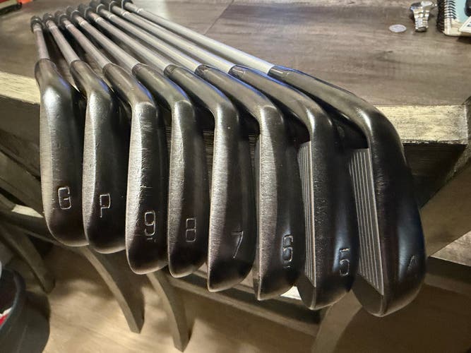 Men's 2025 Mizuno JPX 925 Forged Black Right Handed Iron Set Stiff Flex Graphite Shaft (Used)