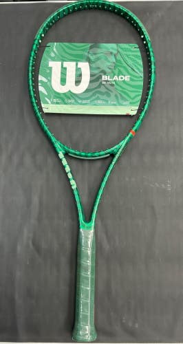 Aryna Sabalenka Tiger Blade 98 16x19 V10 Grip Size 4 1/4