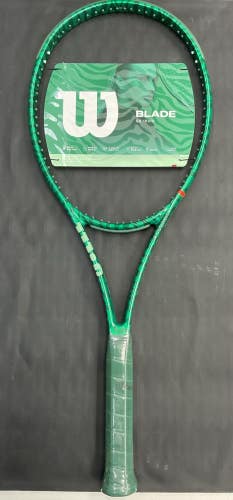Aryna Sabalenka Tiger Blade 98 16x19 V10 Grip Size 4 3/8