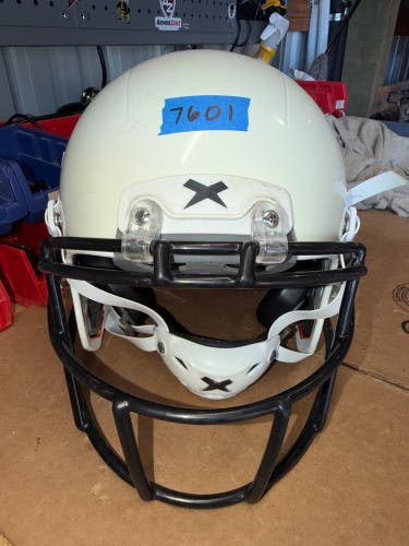 USED XENITH X2E+ YOUTH FOOTBALL HELMET - LARGE - WHITE