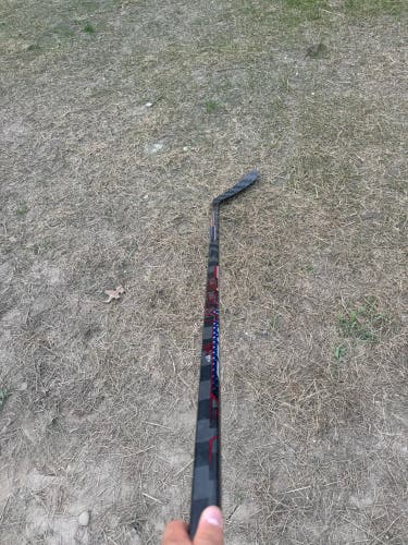 Senior CCM Vizion Right Handed Hockey Stick P28 75 Flex (Used)