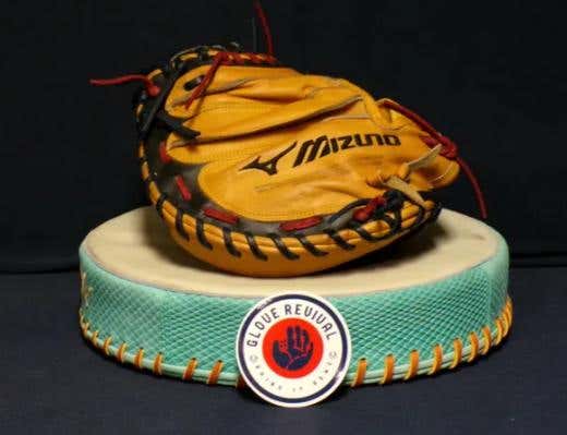 Catcher's RH Mizuno Classic Pro Baseball Glove 32.5" (Used)