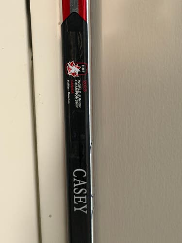 Senior Bauer Vapor Hyperlite Right Handed Hockey Stick 77 Flex (Used)