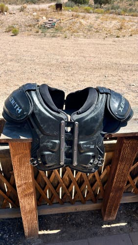 Medium Youth Xenith Velocity 2 Shoulder Pads (Used)
