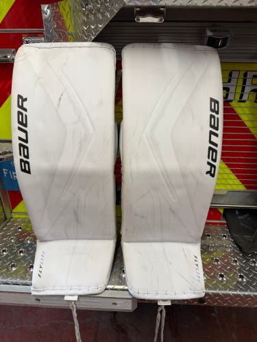 Senior Bauer Vapor FlyLite Small 33+1 Goalie Leg Pads