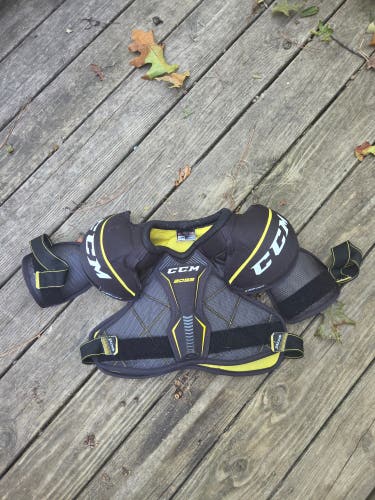 Large Junior CCM Tacks 3092 Shoulder Pads (Used)