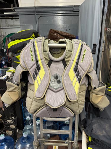 Senior Medium Vaughn VE8 Pro Carbon Goalie Chest Protector Pro Stock (Used)