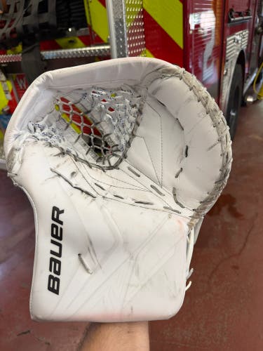 Bauer FlyLite Regular Goalie Glove (Used) Senior